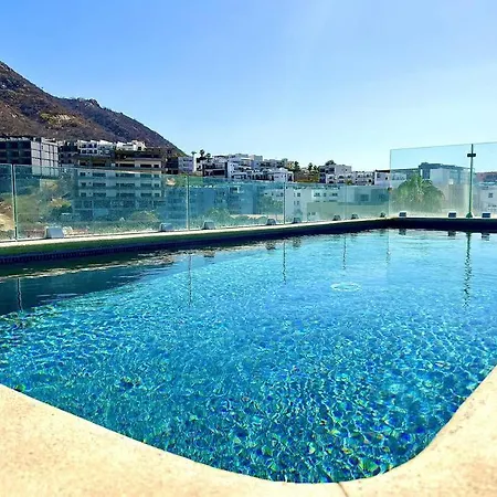 New Deluxe 2Br-2Bth, 2 King Beds, 1 Gig - Speed Wi-Fi, Pool, Huge Patio, Close To The Beach, Marina And Night Life.